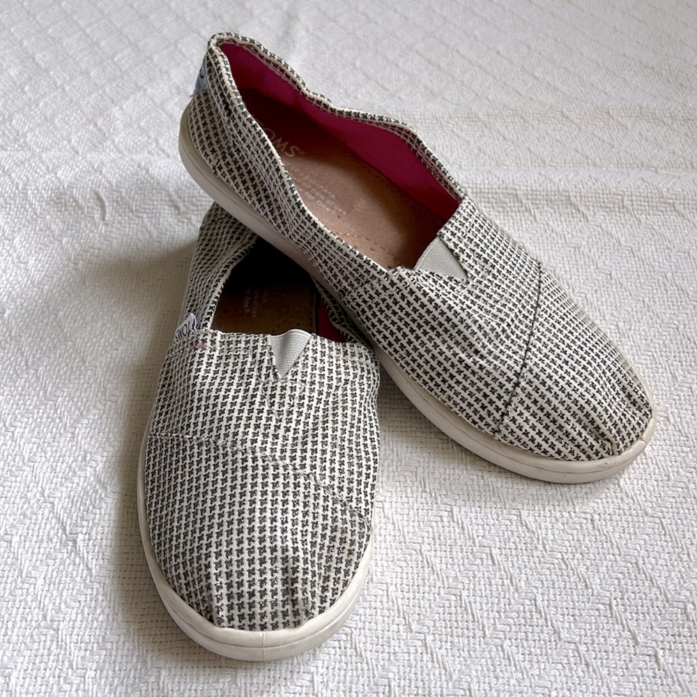 Girls Toms Flats - Size Y4 - Black & White